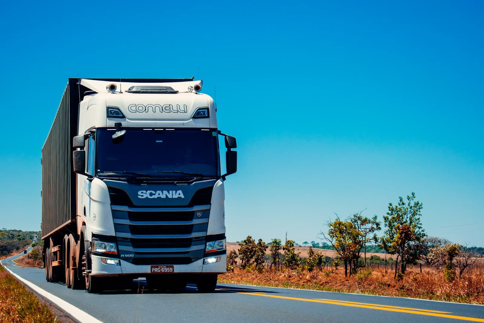 Camión de carga transportando mercancía